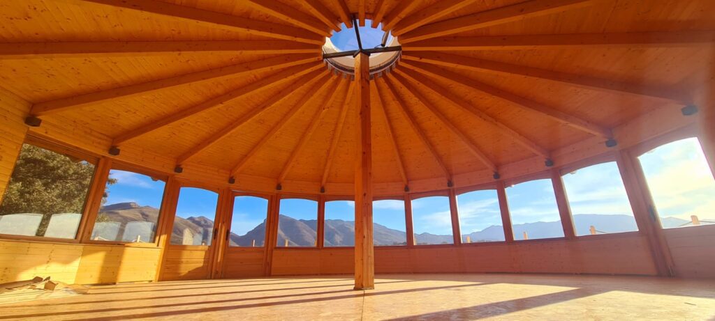 Sala Luz de Sirius para retiros y meditación en Alhama de Granada con vistas a la naturaleza