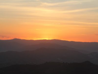 Vista del atardecer sobre las montañas andaluzas desde Luz de Sirius