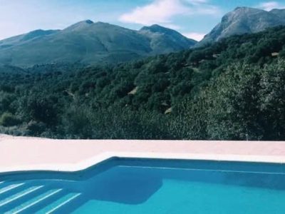 Piscina con vistas a la Sierra en Luz de Sirius