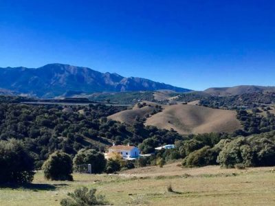 Paisaje de colinas y montañas en Alhama de Granada, ideal para retiros y descanso